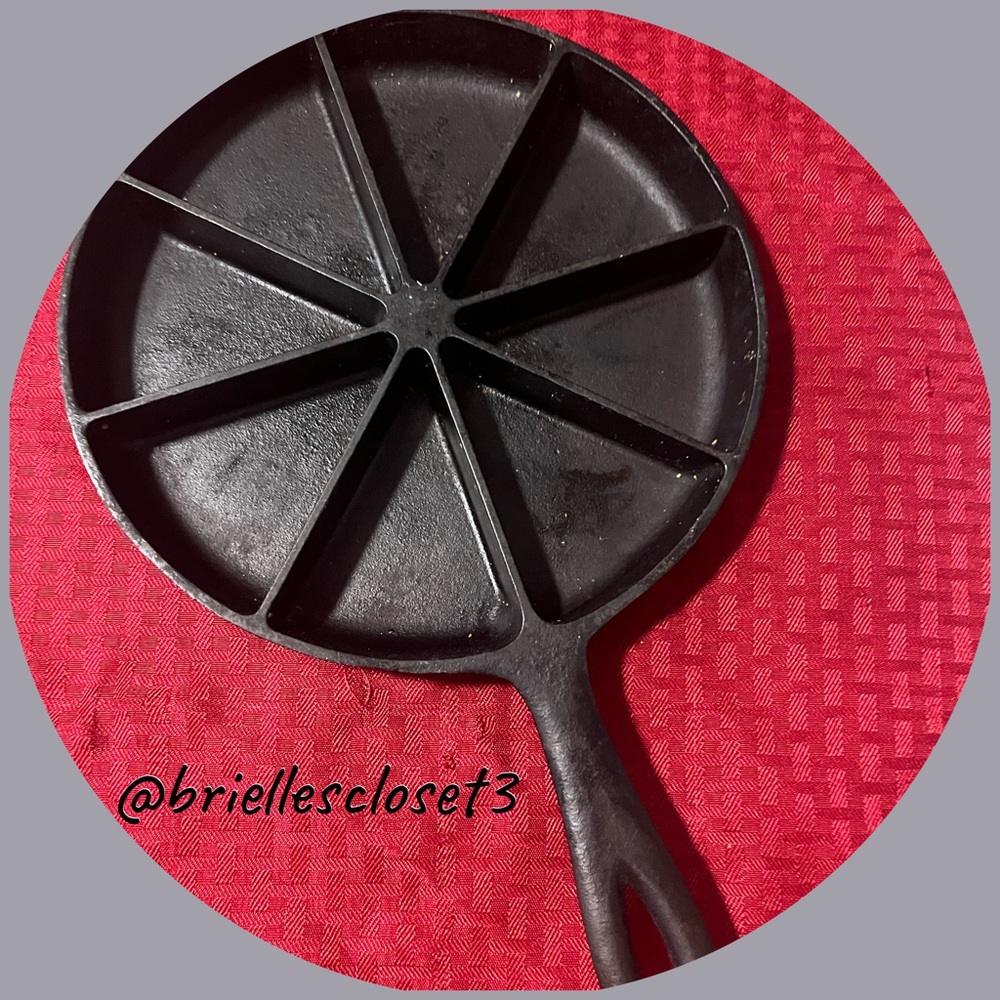 Antique Vintage 🌸 EUC Seasoned Cast Iron Round 9’ Cornbread Pan/Skillet - Black